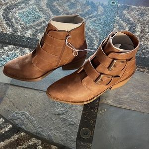Stylish 2 buckle boots with side zipper.
